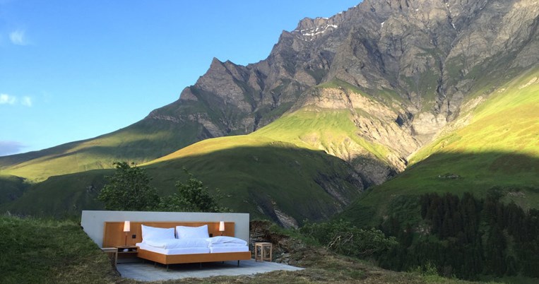 Υπαίθριο δωμάτιο ξενοδοχείου στις Άλπεις. Χωρίς τοίχους, χωρίς στέγη, αλλά με ρεύμα