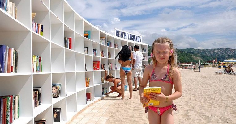 Αυτή η εκπληκτική βιβλιοθήκη παραλίας βρίσκεται στη Βουλγαρία