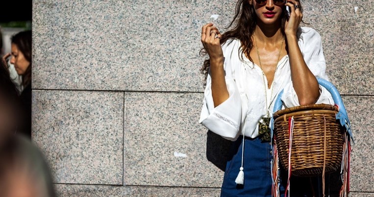 Η ψάθινη τσάντα-καλάθι της Jane Birkin θα μας κάνει όλες να πάμε μια βόλτα από το Μοναστηράκι