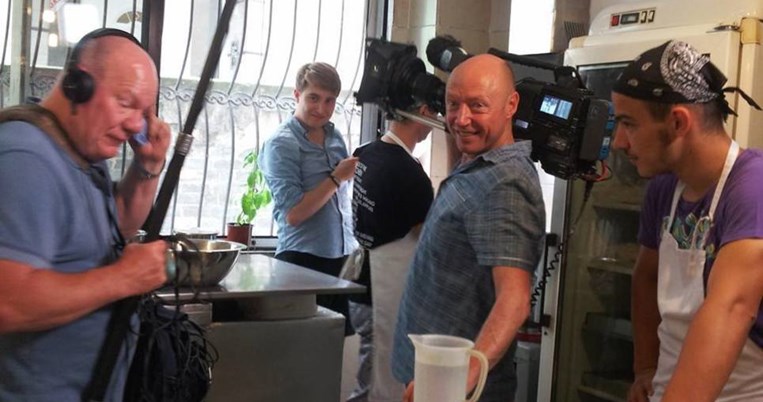 Ο Rick Stein του ΒΒC τρώει μπουγάτσα στον Μπαντή στη Θεσσαλονίκη