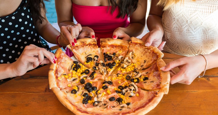 Έτσι φτιάχνονται οι κατεψυγμένες πίτσες. Ένα βίντεο που μας μπερδεύει