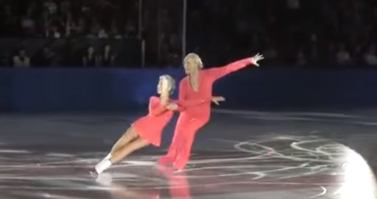 Εκείνος 83 και εκείνη 79 χρόνων, χόρεψαν στον πάγο σαν να ήταν η πρώτη τους φορά