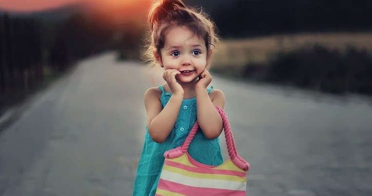 3 τρόποι για να «χτίσετε» την εμπιστοσύνη του ντροπαλού παιδιού σας