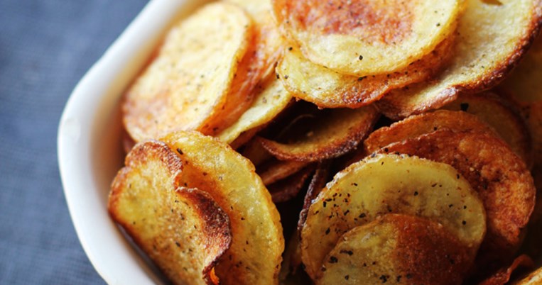 Πώς να φτιάξετε γρήγορα σπιτικά chips στο φούρνο μικροκυμάτων