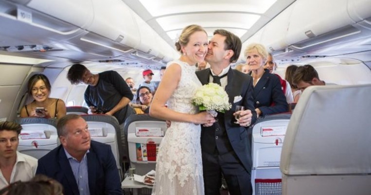 Ο πιο απίθανος γάμος έγινε σε πτήση Βιέννη-Αθήνα