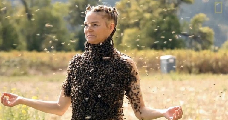 Γυναίκα χορεύει με μπλουζάκι φτιαγμένο από 10.000 μέλισσες