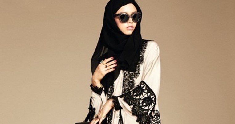Η D&G λάνσαρε την πρώτη της συλλογή με μαντήλες και αμπάγιες για τις μουσουλμάνες