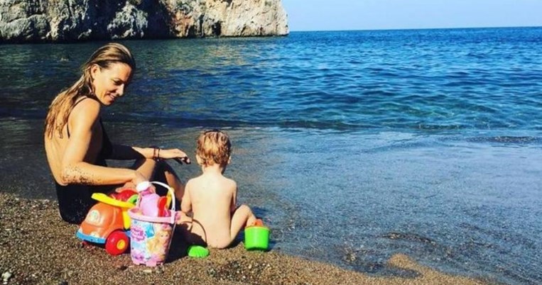 Σε ποιον κίνδυνο έχει εκθέσει η Καγιά την κόρη της σε αυτή τη φωτογραφία;