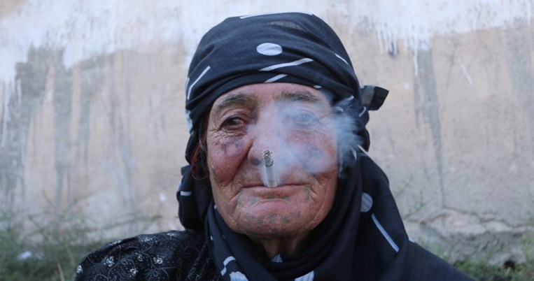 Γυναίκες καίνε τις μπούργκες τους όταν η πόλη τους απελευθερώνεται από τον ISIS