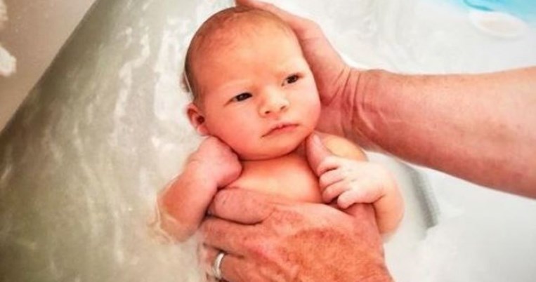 H στοργική φωτοτογραφία του Τζέιμι Όλιβερ με τον γιο του στο μπάνιο