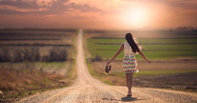 Ο Στάθης Σαμαντάς μας εξηγεί γιατί νιώθουμε την απόλυτη ευτυχία όταν περπατάμε ξυπόλυτοι