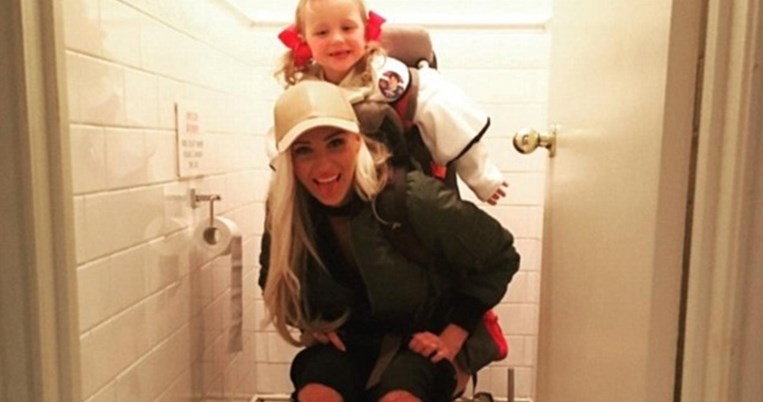 Η φωτογραφία μιας μητέρας με το παιδί της στην τουαλέτα δίχασε το Internet