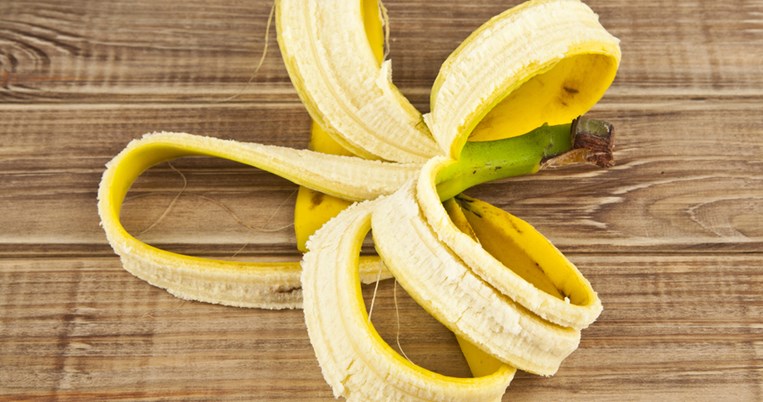 4 χρήσεις της μπανανόφλουδας που σίγουρα δεν είχατε φανταστεί. Μην την πετάξετε