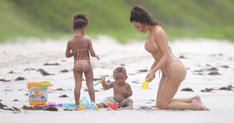 H Κιμ Καρντάσιαν ποζάρει υπερήφανα με μαγιό επιδεικνύοντας το νέο της σώμα 