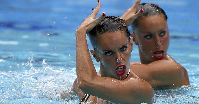 Δεν θα πιστεύετε τι βάζουν στα μαλλιά τους οι αθλήτριες της συγχρονισμένης κολύμβησης