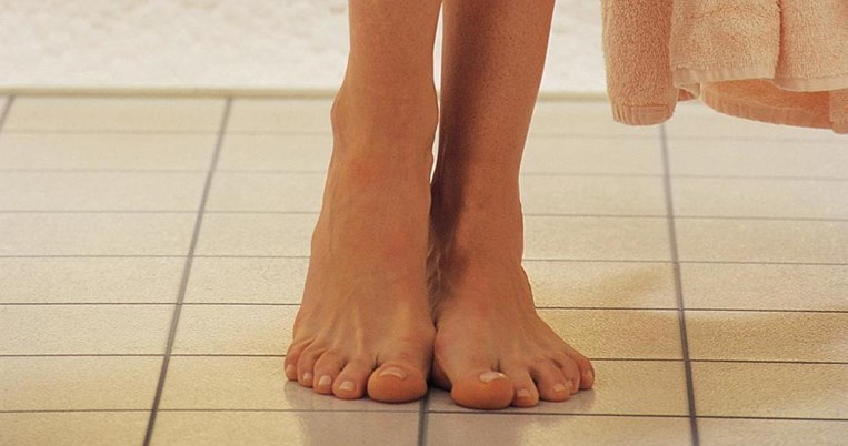 Περπατάτε ξυπόλυτες στο μπάνιο; Από τα χειρότερα πράγματα που μπορείτε να κάνετε στο σώμα σας