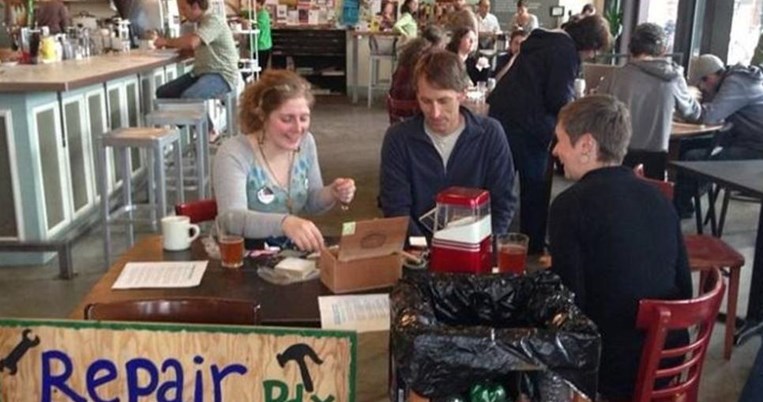 Άνοιξε το πρώτο repair cafe στην Ελλάδα και βρίσκεται στην Πάτρα. Επισκευές και freddo πάνε μαζί