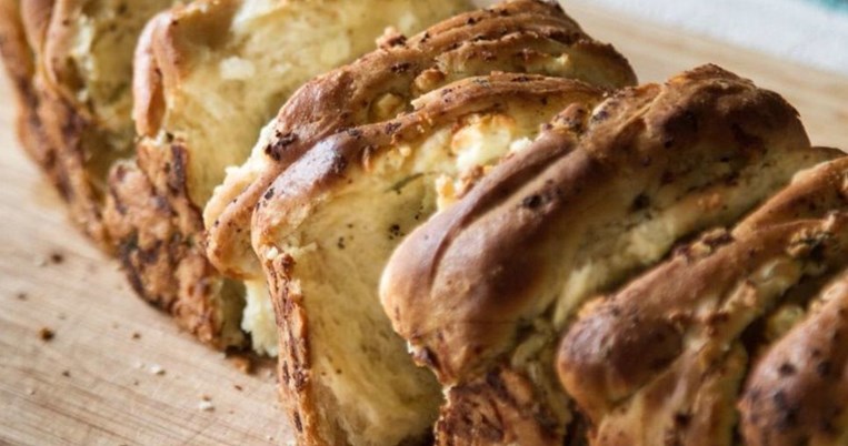 Αυτό το τυρόψωμο του Άκη Πετρετζίκη θα θες να το φτιάχνεις κάθε μέρα
