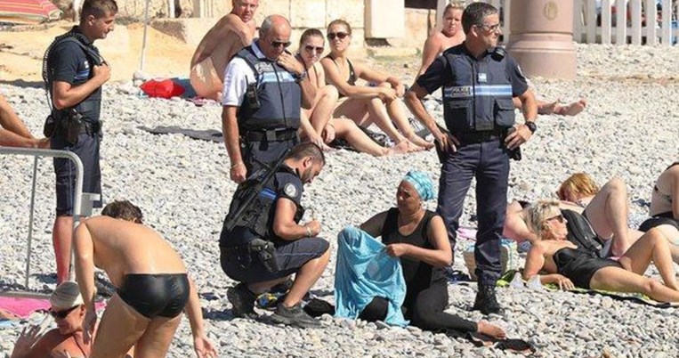 Η γαλλική αστυνομία αναγκάζει μουσουλμάνα να βγάλει το μπουρκίνι σε παραλία της Νίκαιας