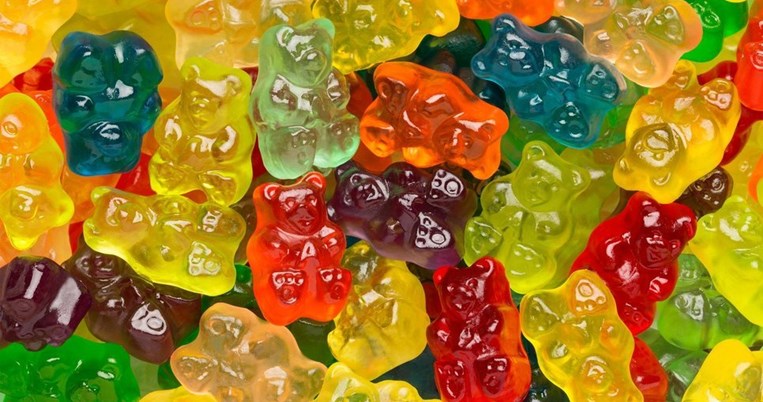 Η αηδιαστική πορεία μιας καραμέλας-ζελέ. Ένα βίντεο που δείχνει ότι η ζελατίνη δεν είναι τόσο αθώα