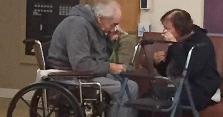 Η σπαρακτική εικόνα ζευγαριού που είναι 62 χρόνια μαζί και το χωρίζουν