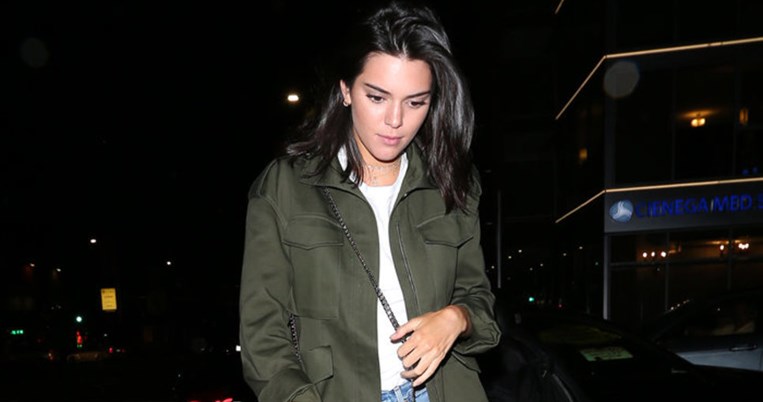 Τα βελούδινα ankle boots της Κένταλ Τζένερ είναι η μεγαλύτερη τάση του χειμώνα