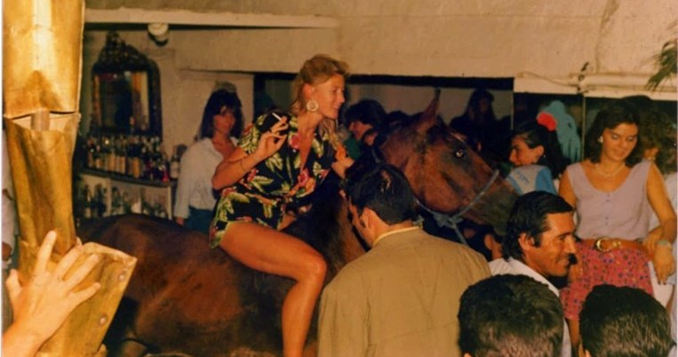 Νύχτες και άγρια ξημερώματα στο θρυλικό κλαμπ Figaro στις Σπέτσες