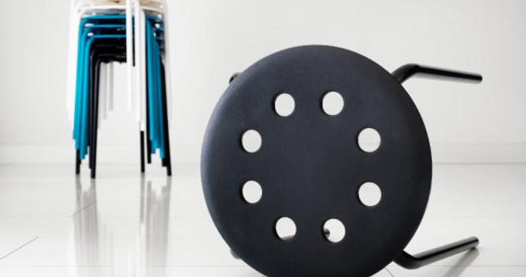 Ανάγκασε την ΙΚΕΑ να ζητήσει συγγνώμη επειδή οι όρχεις του παγιδεύτηκαν σε σκαμπό