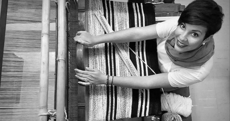 Loom Handmade: Η Αντωνία Σταθάκη έκανε την κουρελού μόδα και τις τσάντες στον αργαλειό hot item