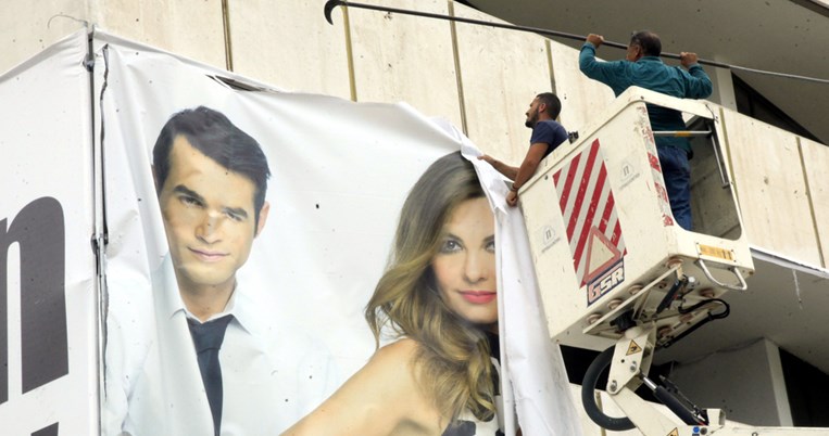 Ξηλώνουν τις αφίσες του Φουρθιώτη από την Αθήνα