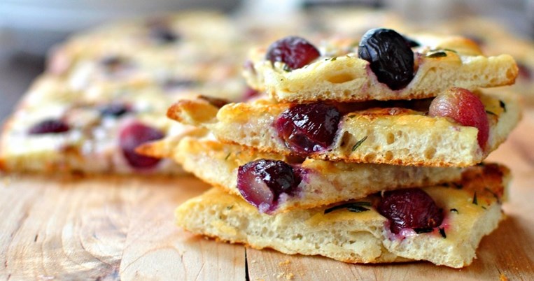 Λαχταριστό ψωμί με σταφύλια και κόκκινο κρεμμύδι, το αγαπημένο φαγητό των skinny girls