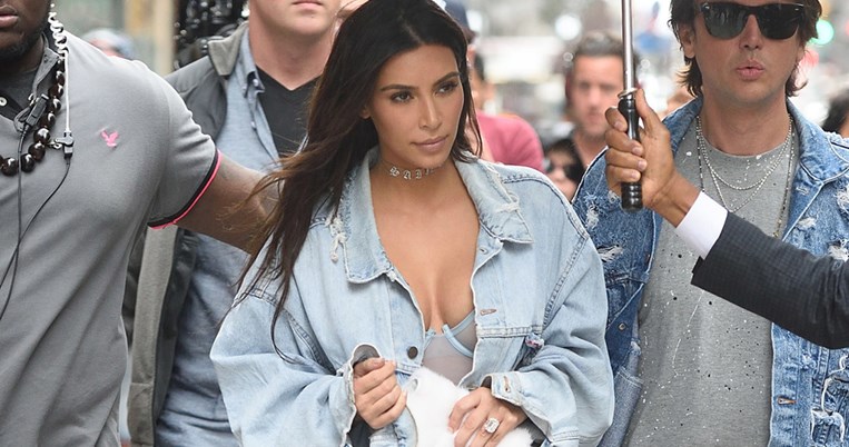 Η Κιμ Καρντάσιαν λανσάρει τις πιο αδιάβροχες μπότες που έχετε δει ποτέ