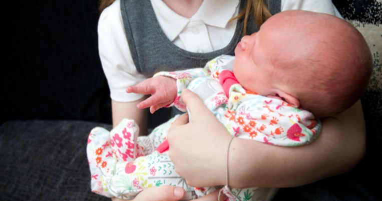 Άνδρας γρονθοκόπησε μωρό μόλις 5 ημερών γιατί νόμισε ότι ήταν κούκλα