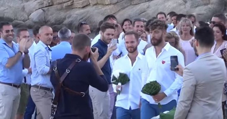 Ο πρώτος gay γάμος στην Ψαρρού της Μυκόνου για ζευγάρι Γάλλων