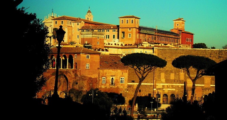 Χριστούγεννα στη Ρώμη. Πόλη μυθική και ιστορική, πόλη πολυφωτογραφημένη, εύγλωττη και όμως μυστική