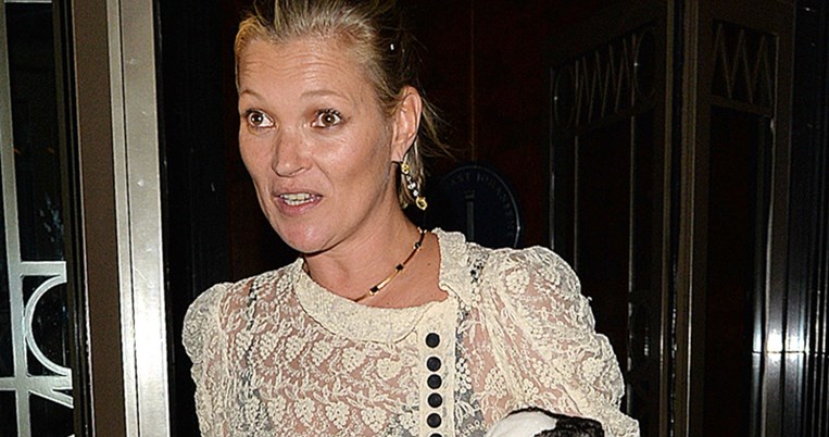 Η Κέιτ Μος πήγε αχτένιστη σε πάρτι του Dior, αλλά το ντύσιμό της ήταν υπέροχο