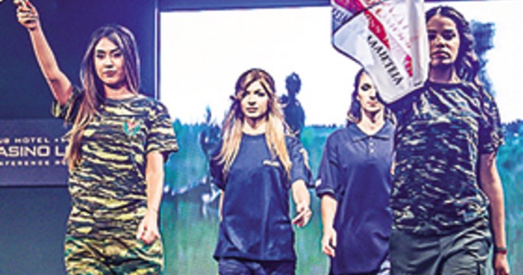 Ξέρει κάποιος να μας πει γιατί στα καλλιστεία Πελοποννήσου οι υποψήφιες παρέλασαν στρατιωτικά;