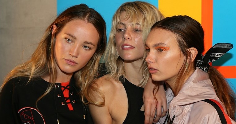 Τι μπορείς να κάνεις στα μαλλιά σου με μια κορδέλα και να μοιάζεις πάντα χτενισμένη "στην τρίχα"