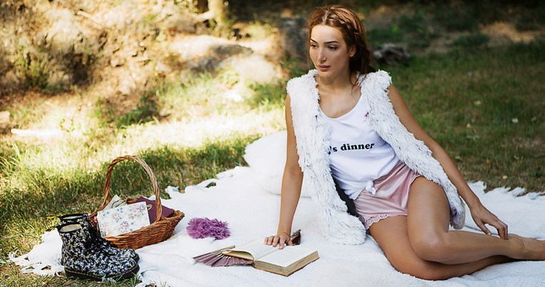 To fur jacket από το ελληνικό brand Dog's Dinner θα σε κάνει λούτρινη. Όλοι αγαπούν τα λούτρινα 