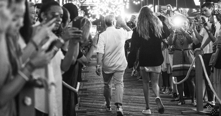 Το πλήθος υποκλήθηκε στη νέα κολεξιόν του Hilfiger και το αποτέλεσμα της συνεργασίας με την Hadid