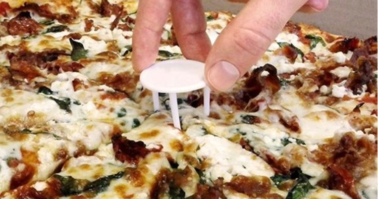 Γνωρίζατε σε τι χρησιμεύουν τα λευκά πλαστικά «τραπεζάκια» στο κέντρο της πίτσας;