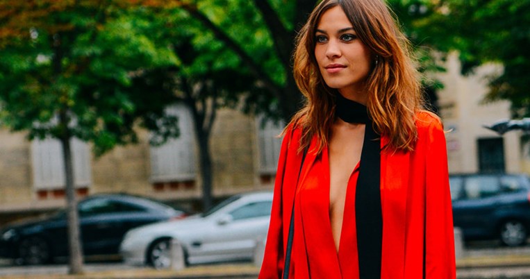 Στο πόδι; Ένας στιλάτος και ψαγμένος τρόπος να φορέσεις το φουλάρι σου