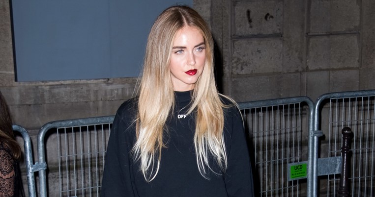 H ασύλληπτη φούστα που φόρεσε η Κιάρα Φεράνι στην εβδομάδα μόδας του Παρισιού