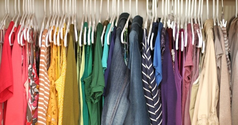 Πώς να εξαφανίσετε την μυρωδιά της υγρασίας από τη ντουλάπα σας