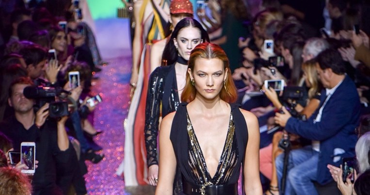 Γιατί τα μοντέλα δεν χαμογελούν ποτέ στην πασαρέλα;