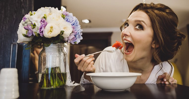 Πώς να τρώτε όσο θέλετε και να αποφεύγετε το φούσκωμα στην κοιλιά