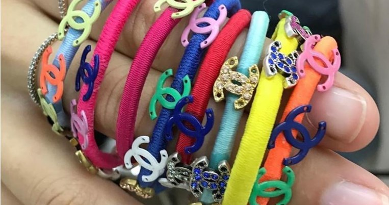 Tα λαστιχάκια μαλλιών της Chanel δεν θα τα χάσουμε ποτέ (ορκιζόμαστε)