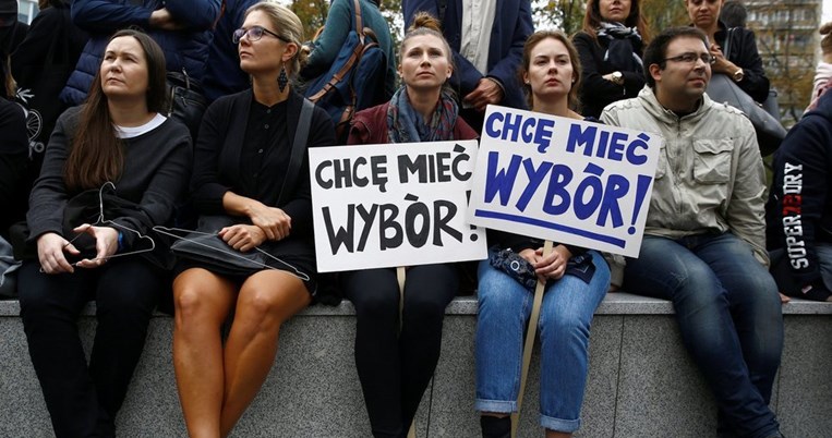 Μεγάλη νίκη των Πολωνών: Το κοινοβούλιο απέρριψε το νόμο για τις απαγορεύσεις των αμβλώσεων