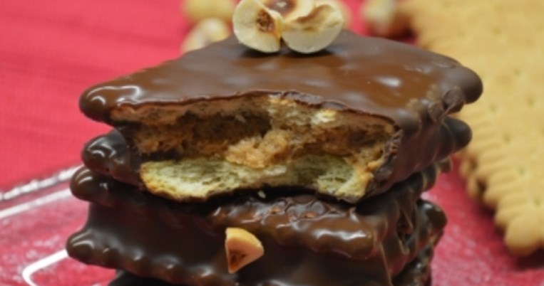 Μπισκότα γεμιστά με κρέμα πραλίνας & επικάλυψη σοκολάτας