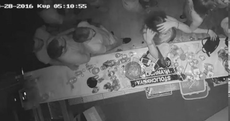 Βίντεο ντοκουμέντο: Δείτε πως κλέβουν κινητά σε bar των Χανίων